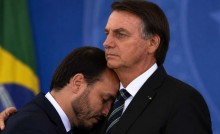 Carlos faz forte desabafo após visitar o pai: 'Revoltante ver inocentes presos enquanto há criminosos defendendo PCC e CV'