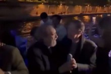 Barroso e Kakay cantam e dançam “Evidências” em passeio em Paris (veja o vídeo)