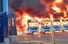 Incêndio de grandes proporções atinge garagem e destrói 27 ônibus em BH (veja o vídeo)