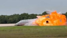 URGENTE: Avião explode após cair em aeroporto (veja o vídeo)