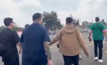 Na Copa, ex-seleção brasileira é escoltado em meio a confusão e se irrita com jornalista (veja o vídeo)