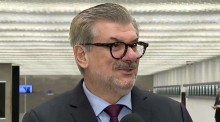 Ministro afastado por assédio faz algo inacreditável ao chegar para depor