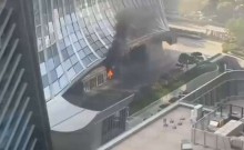 URGENTE: Avião atinge prédio (veja o vídeo)