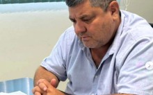 Depois de tentar sangrar o bolso da população, prefeito de paraíso turístico processa quem teve coragem de criticá-lo