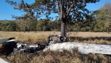 Avião faz pouso forçado em matagal e polícia encontra algo inesperado no local da queda