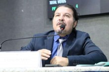 Parlamentar condenado por crime deplorável contra criança de 5 anos, põe tornozeleira e deve perder o mandato