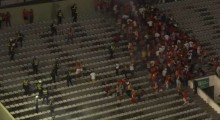 Confusão toma conta de estádio e torcedor é esfaqueado (veja o vídeo)