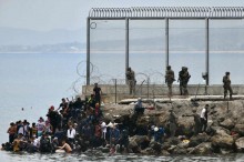 EXCLUSIVO: 60 mil marroquinos invadem cidade da Espanha e deputado português alerta: “Esta onda migratória descontrolada testa os limites da soberania europeia”, veja o vídeo