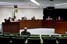 Senador afirma que somente uma "intervenção" pode conter excessos do STF