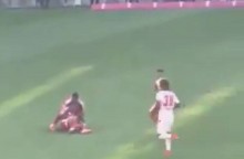 Jogador passa mal e desmaia durante amistoso do Bayern de Munique (veja o vídeo)