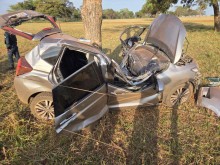Traficante em fuga da PRF bate o carro em árvore e algo inusitado acontece na estrada