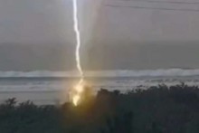 Em praia de SC, raio atinge mulher (veja o vídeo)