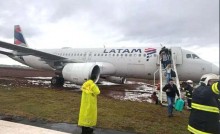URGENTE: Avião da Latam com 145 passageiros sai da pista durante pouso e algo inusitado acontece (veja o vídeo)