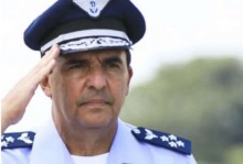 Eduardo Bolsonaro detona o ex-comandante da FAB