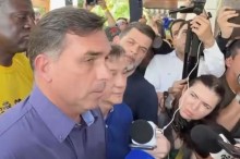 Flávio Bolsonaro quebra o silêncio sobre a "interferência política" de Dino (veja o vídeo)