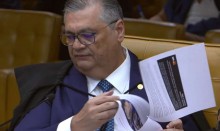 Julgamento é retomado e Dino começa seu voto escancarando o "medo" com sanções dos EUA
