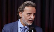 Advogado de Lulinha tem “surto” em evento com empresários e desanda a xingar Flávio
