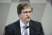 Por cinco a quatro, com o irmão de Dino desempatando, Gonet fica no caso Master e vai ao casamento do filho de Moraes