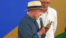 De forma bizarra, Lula liga para Flávio Dino durante evento