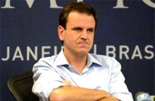 Desmoralizado, Paes finalmente abandona a arrogância e reconhece a derrota