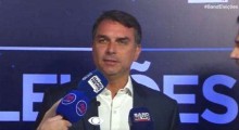 Flávio chega ao debate (veja o vídeo)