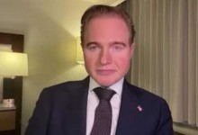 Advogado de Trump cita Zanin e surpreende em resposta a pedido de apreensão do passaporte de Flávio