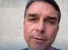 Flávio Bolsonaro reage após ser alvo da PF por ordem de Moraes