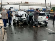 Mal súbito de motorista de ônibus provoca engavetamento de 20 veículos