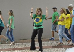 Piada: Antonieta na passeata contra a corrupção