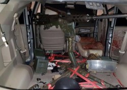 Carro transformado num tanque de guerra