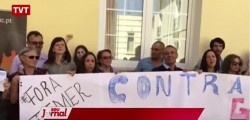 Ela, a primeira à esquerda, de óculos escuro