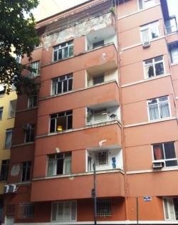 O velho prédio onde Adriana foi criada
