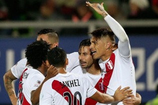 Peru vence Venezuela e embola por completo o Grupo C