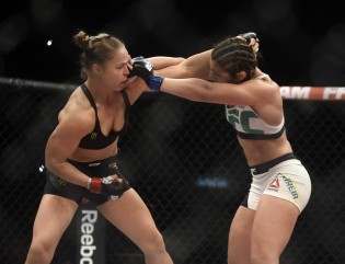 Show de Ronda Rousey dura apenas 34 segundos.                   Assista a luta