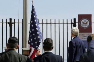 Bandeira dos EUA é hasteada em Havana. Após 70 anos, um secretário de estado americano visita Cuba