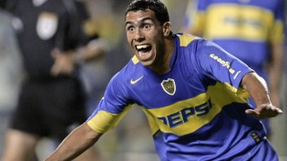 Ex-corintiano Tevez, em entrada desleal, quebra a perna de adversário. Veja o vídeo