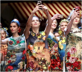 Selfie em desfile Dolce & Gabbana causa sensação. - #DGSelfie #ITALYISLOVE #dolcegabbana