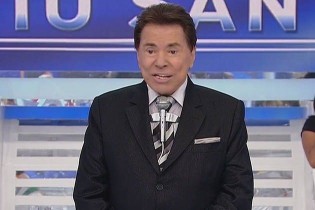 Pegadinha de Sílvio Santos propõe que jornalistas em busca de emprego tirem a roupa. Assista o vídeo