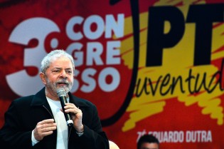 Em evento da juventude petista, Lula pede ajuda e culpa oposição por situação difícil de Dilma