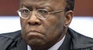 Joaquim Barbosa diz que 'falta alguém para dizer a verdade ao povo brasileiro'