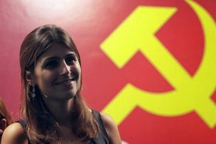 Manuela, linda, bela e comunista, mas cuida zelosamente de seu patrimônio