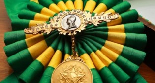 Faixa presidencial aparece, mas broche (de ouro) continua sumido