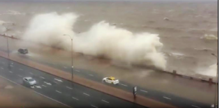 Frio fora de época vem da costa uruguaia, onde ciclone fez o mar invadir prédios e calçadas (veja o vídeo)