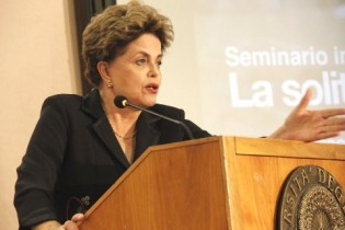 Dilma na Itália, mente, inventa e no meio do discurso esquece o que estava falando (veja o vídeo)