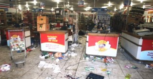 População saqueia lojas em plena luz do dia em Vitória-ES (veja o vídeo)