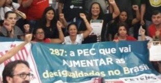 Povo ocupa aeroporto de Campo Grande à espera de parlamentares (veja o vídeo)