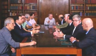 A indecente mesa dos homens que  discutem a Reforma Previdenciária...