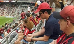 Um homem simples que vai ao estádio ver o seu time predileto