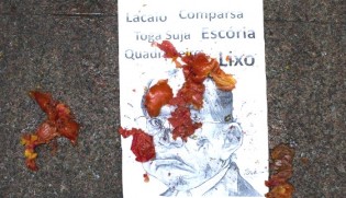 As cenas do mais recente “tomataço” contra Gilmar Mendes (veja o vídeo)