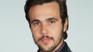 Novo galã da Rede Globo toma sova da Record em ação trabalhista